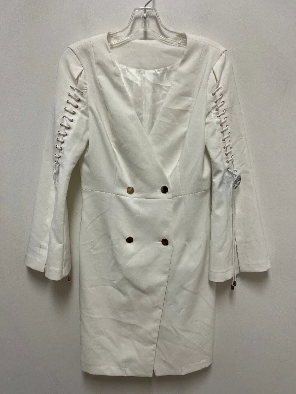 Dress Casual Short By Clothes Mentor In White, Size: L